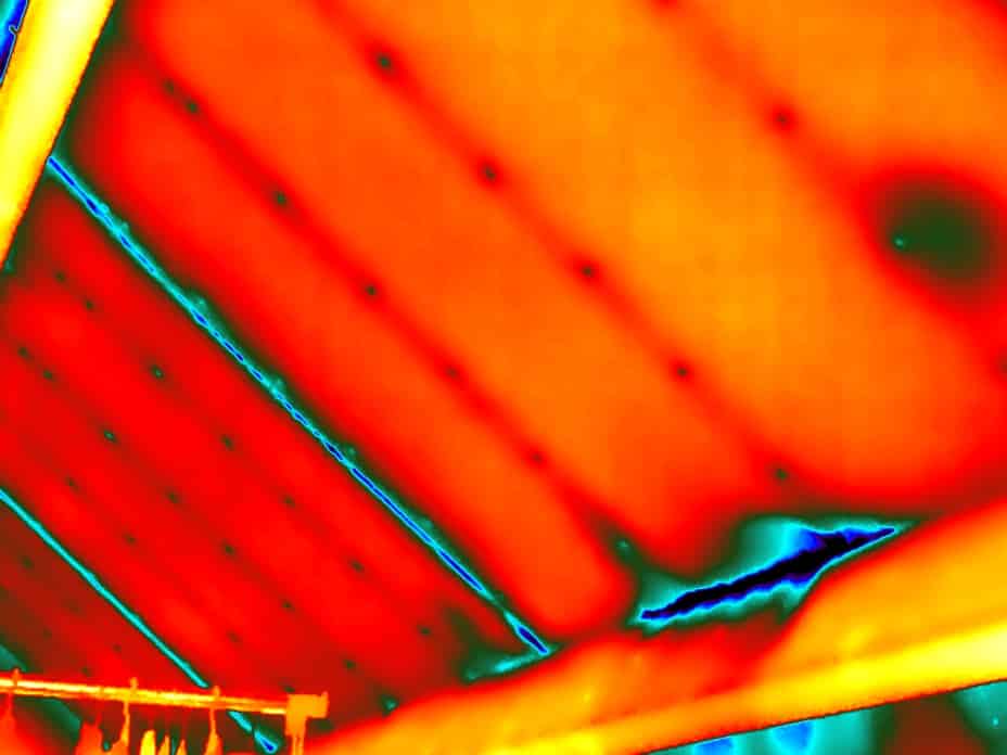 Condensatie bij het dak als gevolg van luchtlekken wordt zichtbaar met thermografie tijdens een vochtonderzoek