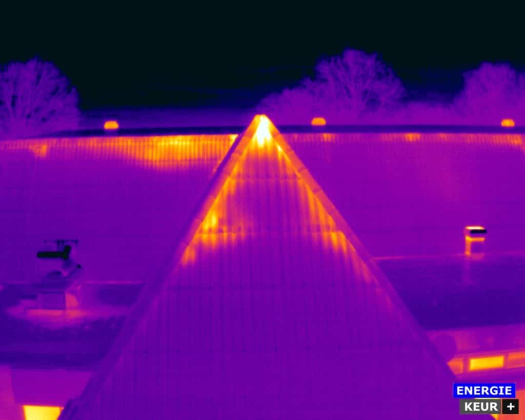 Onze drone toont isolatiegebreken bij een sporthal in Doezum