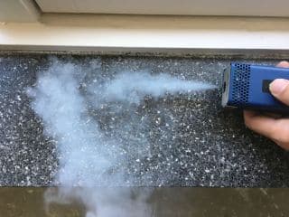 Kunstmatige rook voor het opsporen van luchtlekken tijdens een rookproef.
